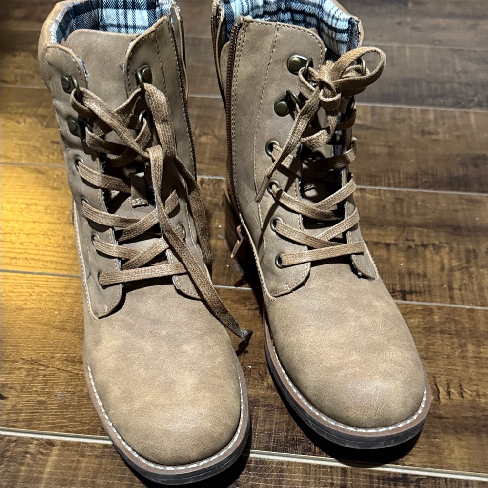 Crown Vintage Tan Lace-Up Boots